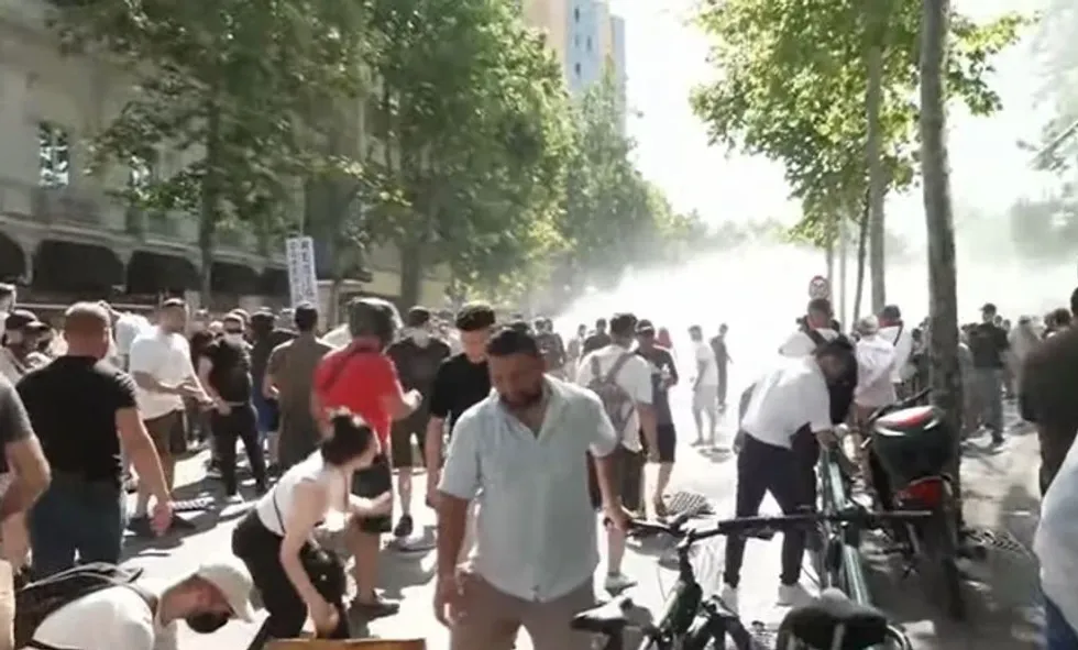 Policia vijon shoqërimet e 4 protestuesve të tjerë, tensionohet situata jashtë Kuvendit