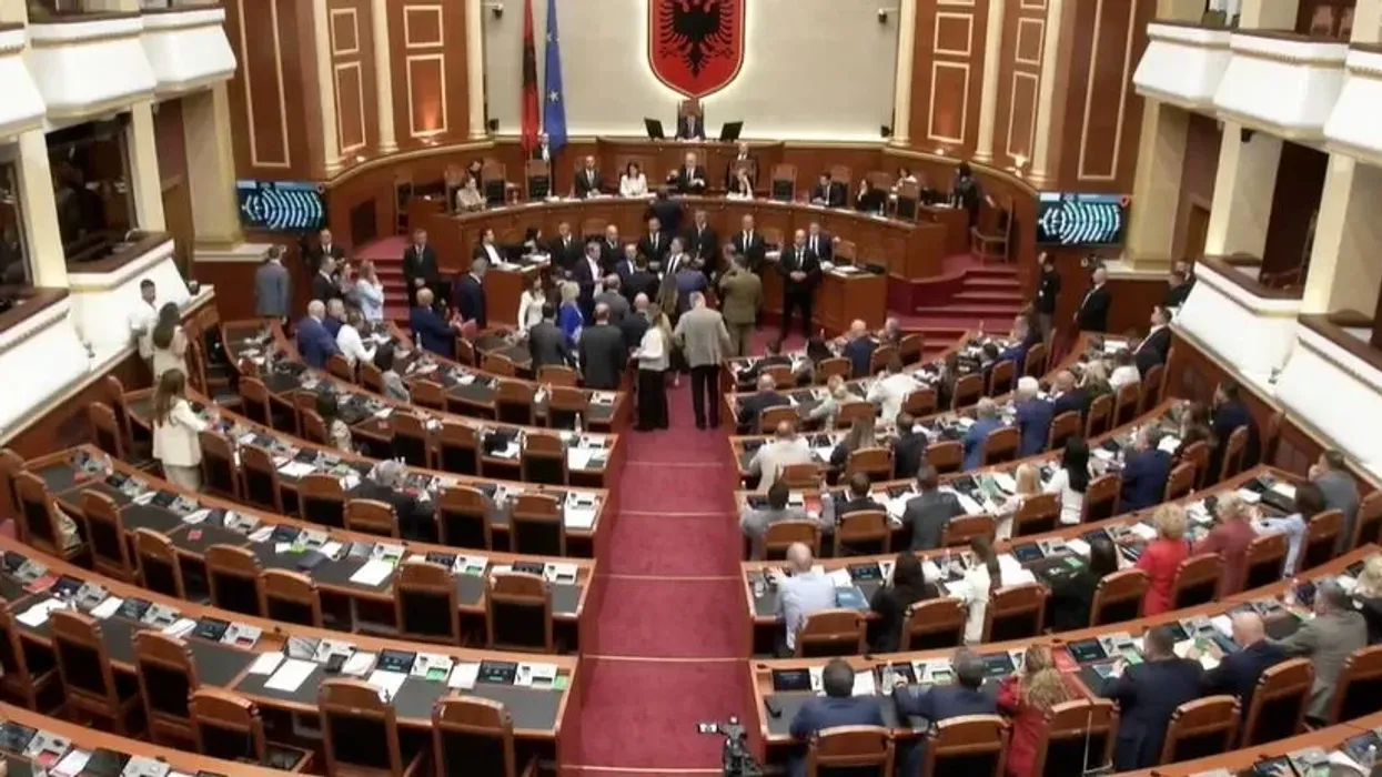 Opozita në ‘këmbë’ pengon procesin e votimit duke bërë zhurmë, mazhornaca vijon me kalimin e projektligjeve Opozita në ‘këmbë’ pengon procesin e votimit duke bërë zhurmë, mazhornaca vijon me kalimin e projektligjeve