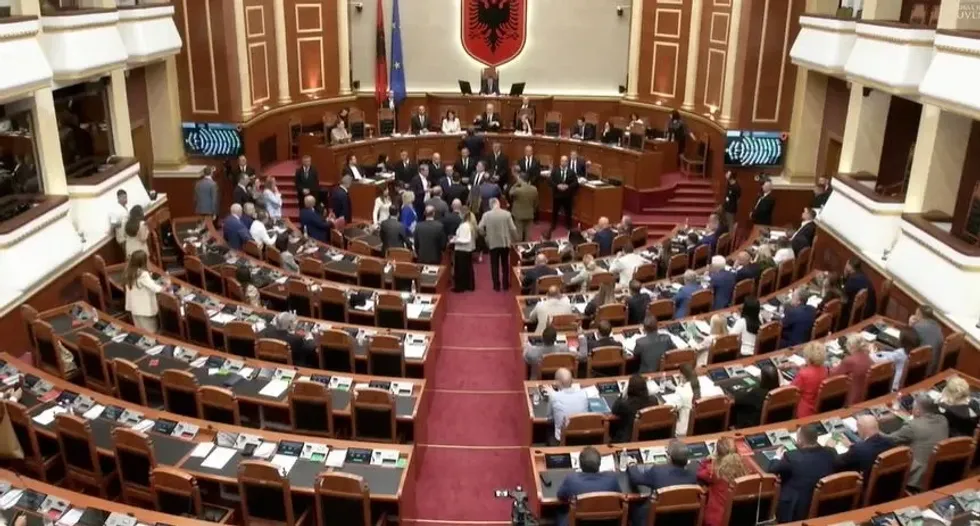 Opozita në ‘këmbë’ pengon procesin e votimit duke bërë zhurmë, mazhornaca vijon me kalimin e projektligjeve