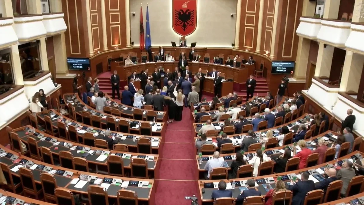 Hodhi ujë drejt Ramës, Bardhi përjashtohet nga seanca