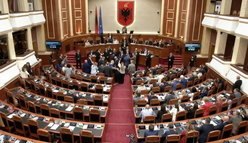 Hodhi ujë drejt Ramës, Bardhi përjashtohet nga seanca