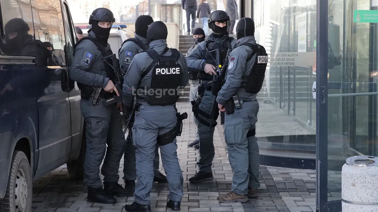 Arrestohet shtetasi serb në Kosovë, dyshohet për importim dhe modifikim të kundërligjshëm të armëve Arrestohet shtetasi serb në Kosovë, dyshohet për importim dhe modifikim të kundërligjshëm të armëve