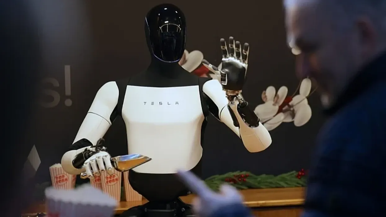 Roboti humanoid i Teslas do të mësojë nga punëtorët në Gigafactory Roboti humanoid i Teslas do të mësojë nga punëtorët në Gigafactory