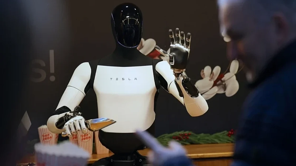 Roboti humanoid i Teslas do të mësojë nga punëtorët në Gigafactory