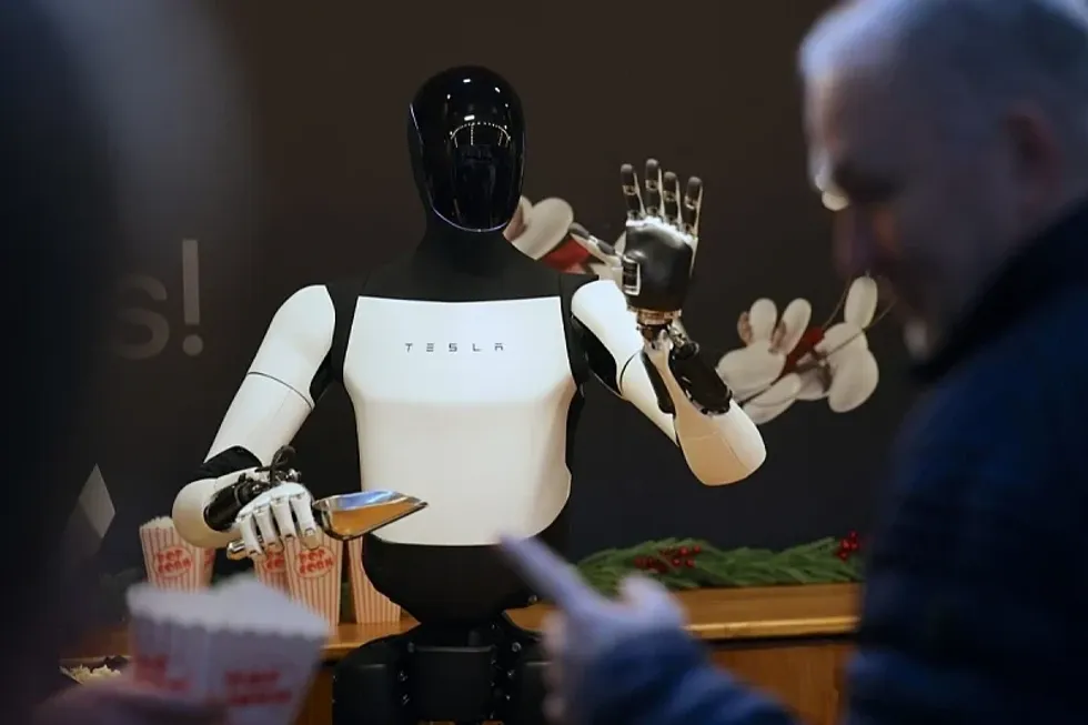 Roboti humanoid i Teslas do të mësojë nga punëtorët në Gigafactory