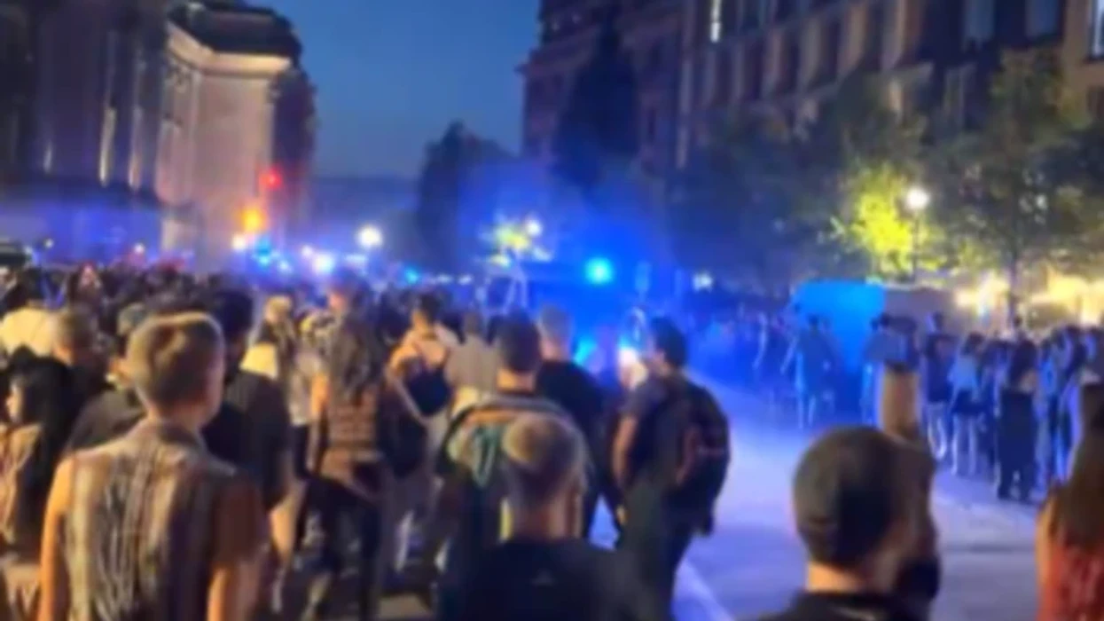 Anulohet parada e krenarisë në Berlin, vetura shtyp pjesëmarrësit – raportohet për të lënduar