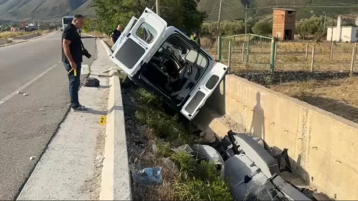 Furgoni me punëtorë del nga rruga në Vlorë - humb jetën 52-vjeçari, katër të tjerë të lënduar