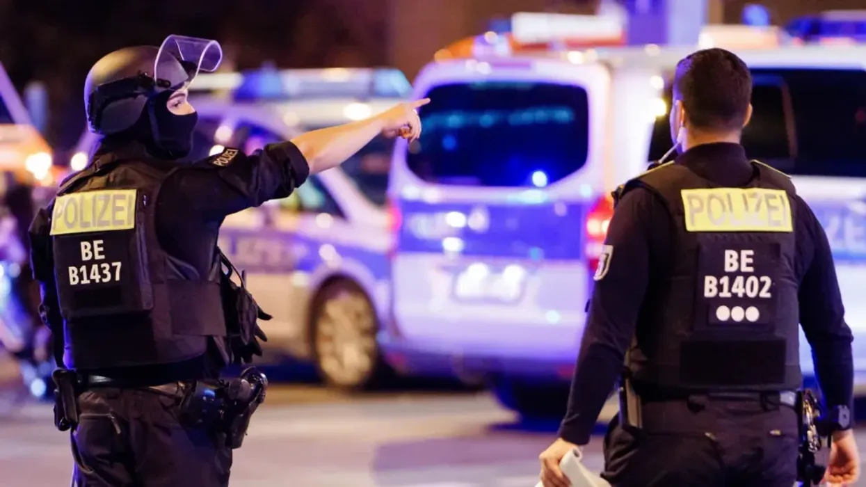 Shkon në 29 numri i të lënduarve në sulmin e mbrëmshëm në Berlin, i dyshuari është shtetas gjerman me prejardhje libaneze - ishte dënuar me burg Shkon në 29 numri i të lënduarve në sulmin e mbrëmshëm në Berlin, i dyshuari është shtetas gjerman me prejardhje libaneze - ishte dënuar me burg