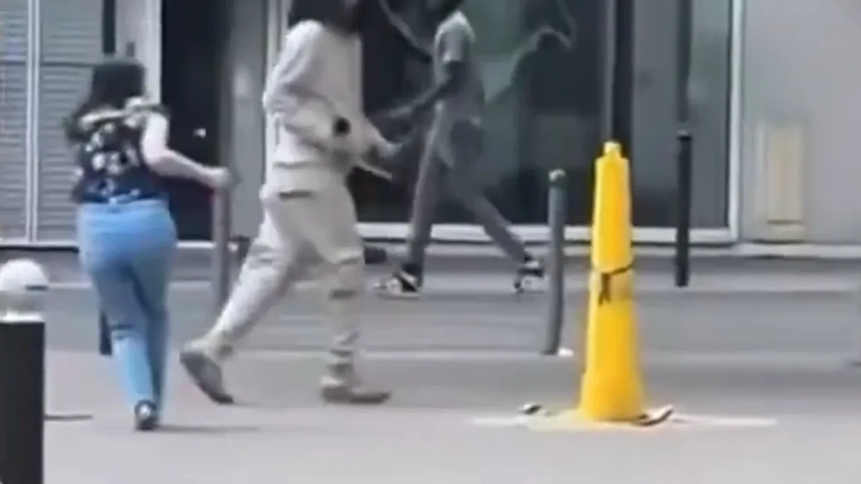 Burri sulmon me thikë tre gra në Paris, ndalet nga një polic Burri sulmon me thikë tre gra në Paris, ndalet nga një polic