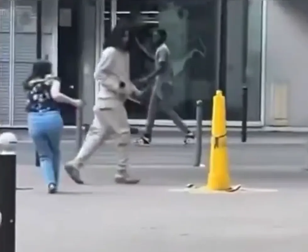 Burri sulmon me thikë tre gra në Paris, ndalet nga një polic