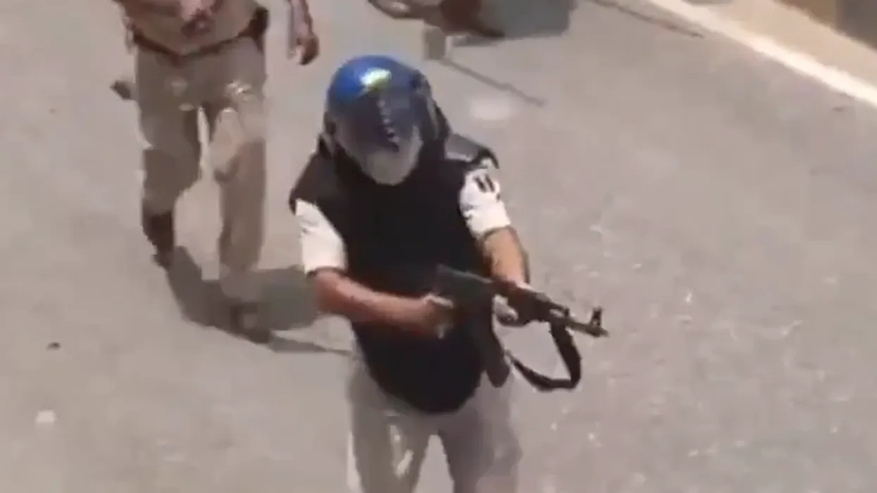 Pamje tronditëse nga India, polici nxjerr AK-47 dhe qëllon ndaj protestuesve Pamje tronditëse nga India, polici nxjerr AK-47 dhe qëllon ndaj protestuesve