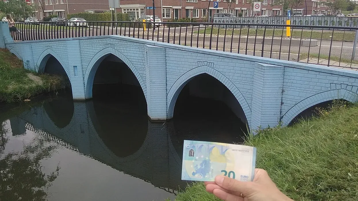 Mund të vizitoni çdo urë që gjendet në pjesën e pasme të kartëmonedhave euro - dhe të gjitha janë në një qytet Mund të vizitoni çdo urë që gjendet në pjesën e pasme të kartëmonedhave euro - dhe të gjitha janë në një qytet