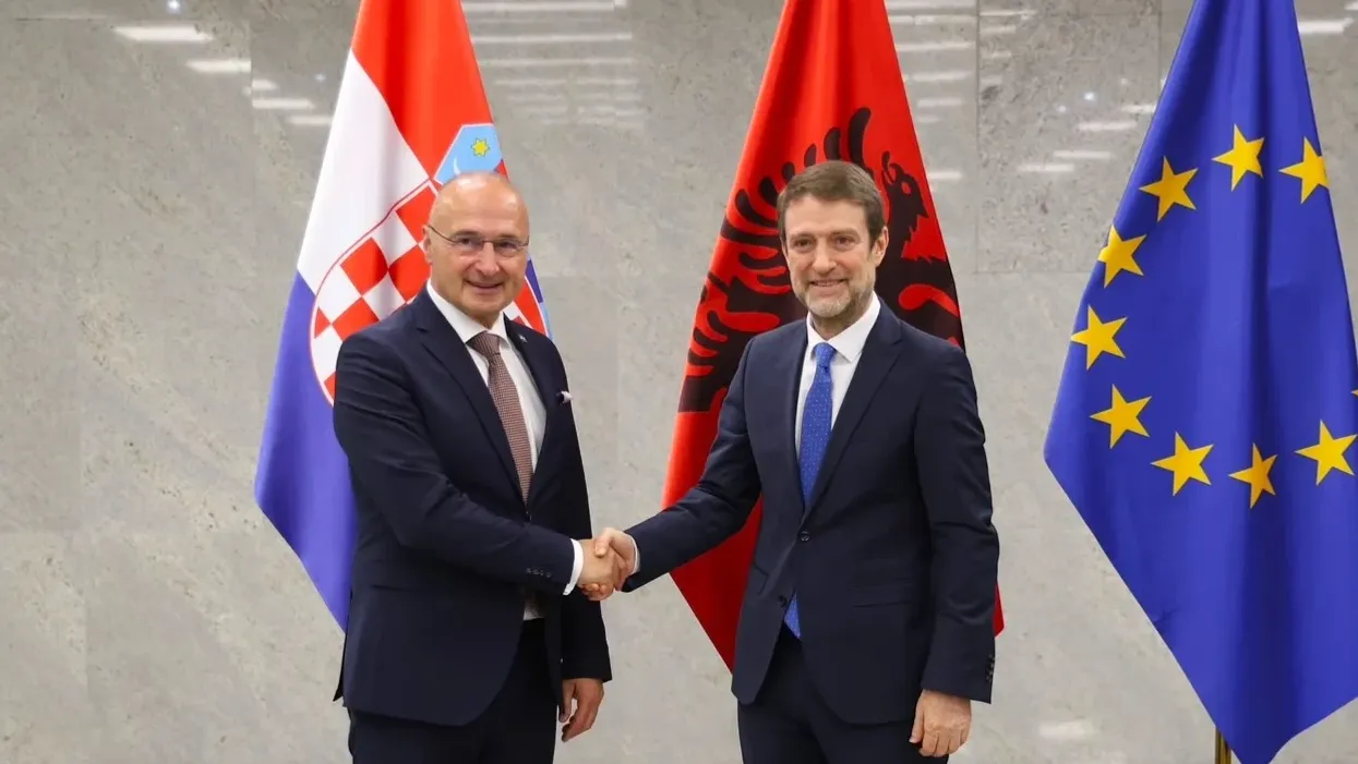 Shqipëria i përgjigjet Vuçiqit, ministri Hoxha takon homologun kroat: Retorika nacionaliste s’mund të tërheqë zvarrë rajonin Shqipëria i përgjigjet Vuçiqit, ministri Hoxha takon homologun kroat: Retorika nacionaliste s’mund të tërheqë zvarrë rajonin