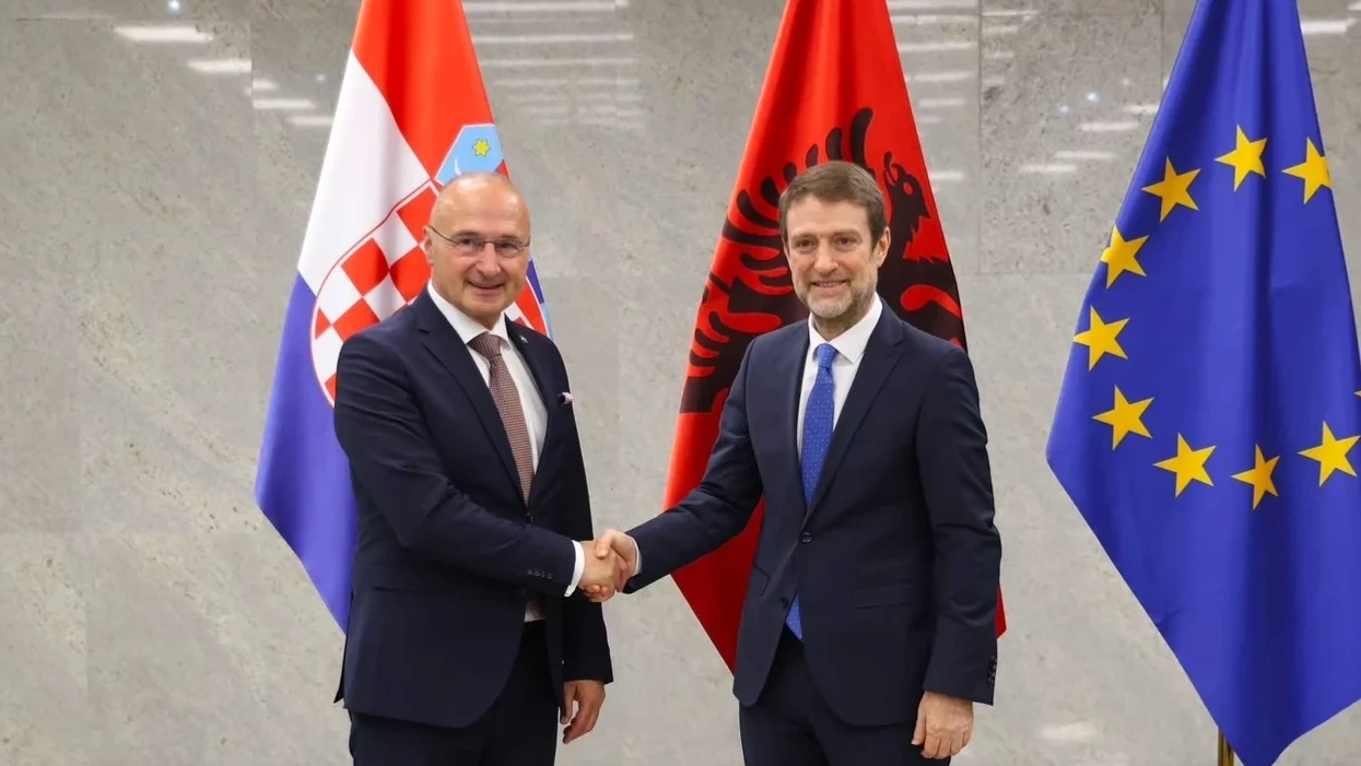 Shqipëria i përgjigjet Vuçiqit, ministri Hoxha takon homologun kroat: Retorika nacionaliste s’mund të tërheqë zvarrë rajonin