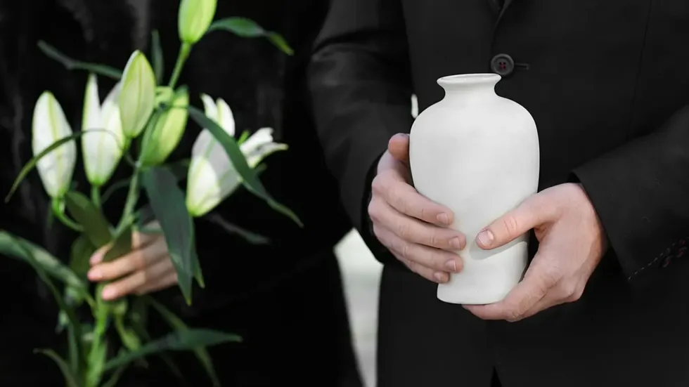 'Të ruajtura në rafte', drejtori i shërbimeve funerale në Britani përballet me burgim për trupat e pakrematizuar