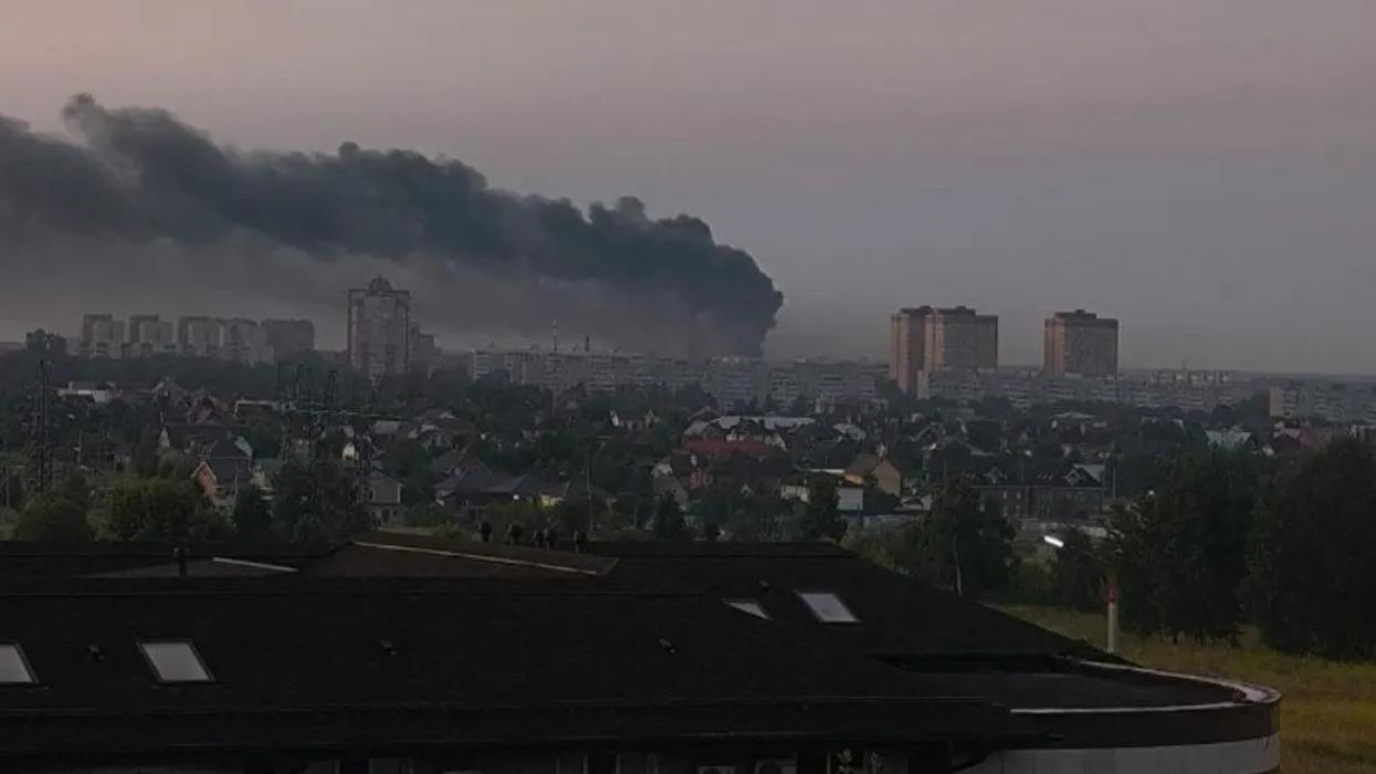 Ukrainasit sulmojnë Moskën me dronë, një depo e madhe në flakë Ukrainasit sulmojnë Moskën me dronë, një depo e madhe në flakë
