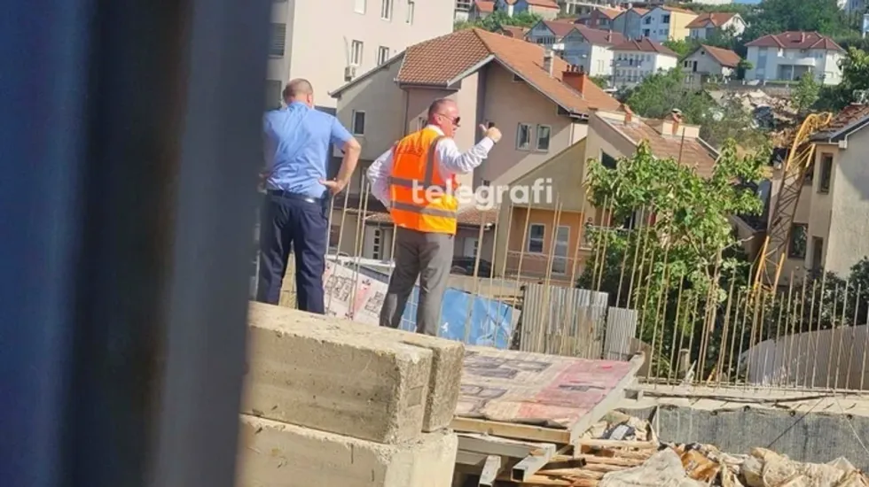 Komuna e Prishtinës reagon pas rrëzimit të vinçit që la të vdekur një 26-vjeçar