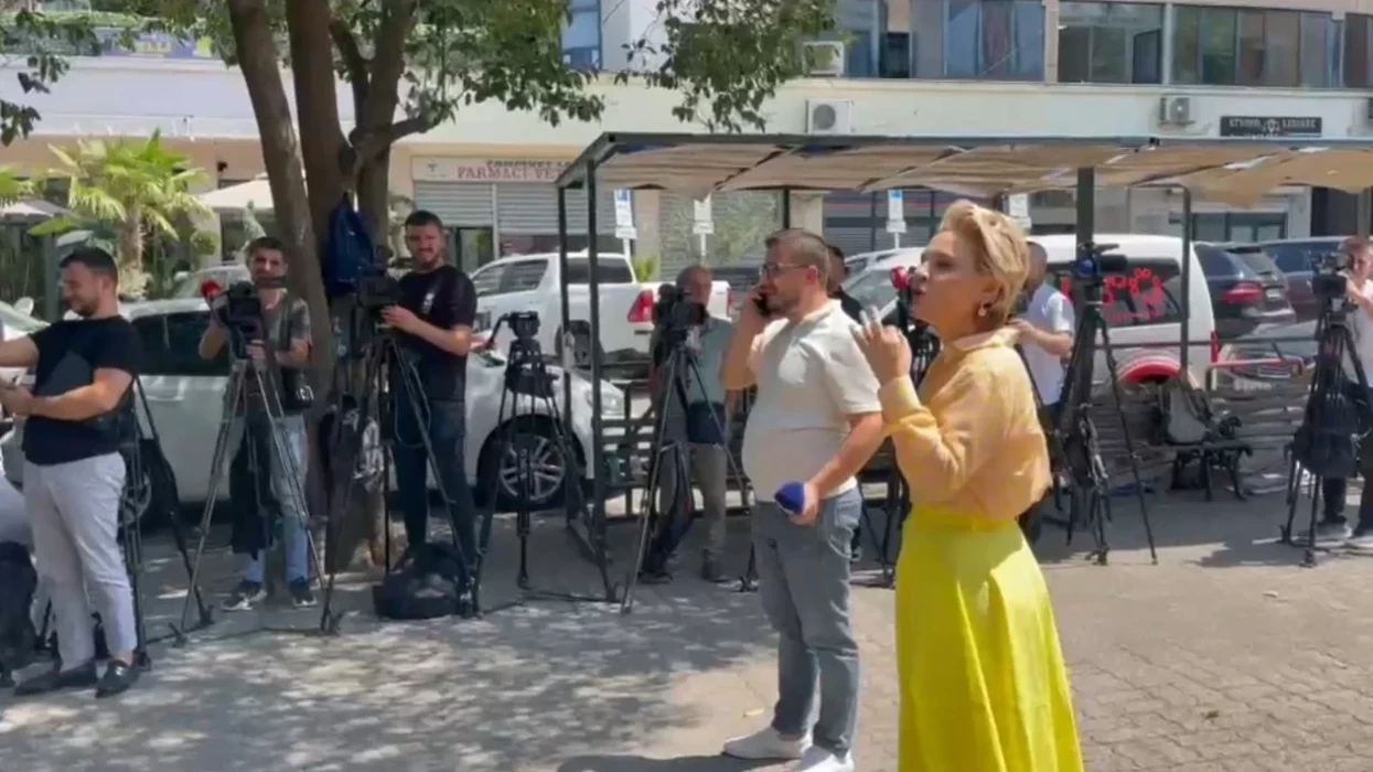 “Të hetohen të gjithë politikanët nga viti 1990-2026!”, Kryemadhi replikon me protestuesit jashtë SPAK