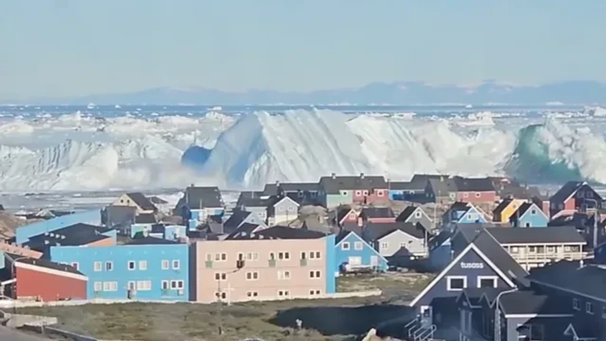 Pamje spektakolare nga Grenlanda, ajsbergu gjigant përmbyset dhe ngre valë gjigante