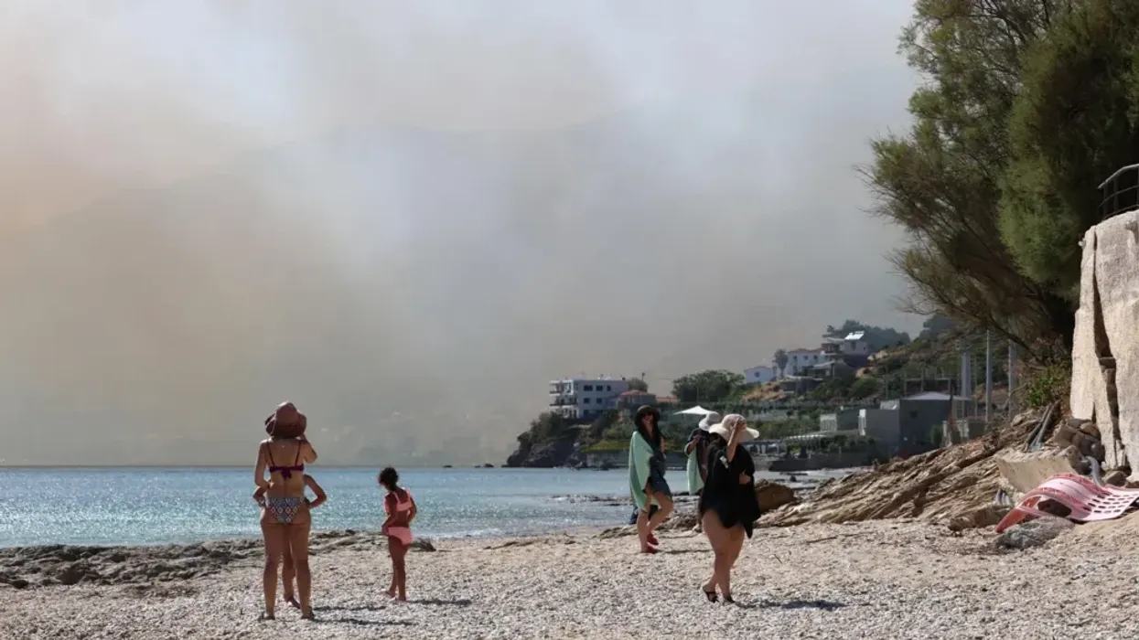 Mijëra njerëz janë evakuuar në Kretë, ndërsa zjarret kërcënojnë vendpushimet turistike Mijëra njerëz janë evakuuar në Kretë, ndërsa zjarret kërcënojnë vendpushimet turistike