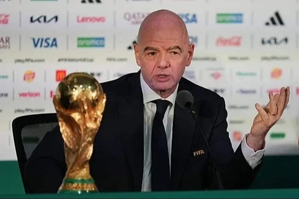 Një goditje e re për Infantinon: Këshilltari i lartë i FIFA-s jep dorëheqje për shkak të planit për të shitur aksione të Kupës së Botës