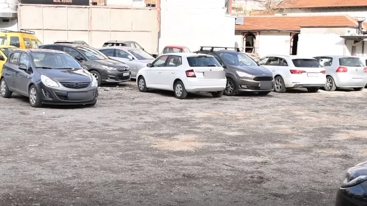 Lejohen përkohësisht funksionimin e parkingjeve private në Prishtinë