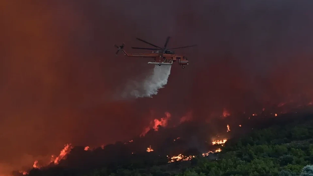 Aksident në ajër gjatë luftës me flakët, përplasen dy helikopterë në Greqi