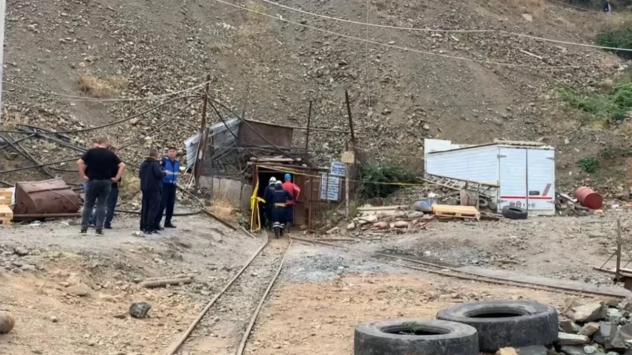 Nxirret trupi i pajetë i minatorit të bllokuar në minierën e Bulqizës