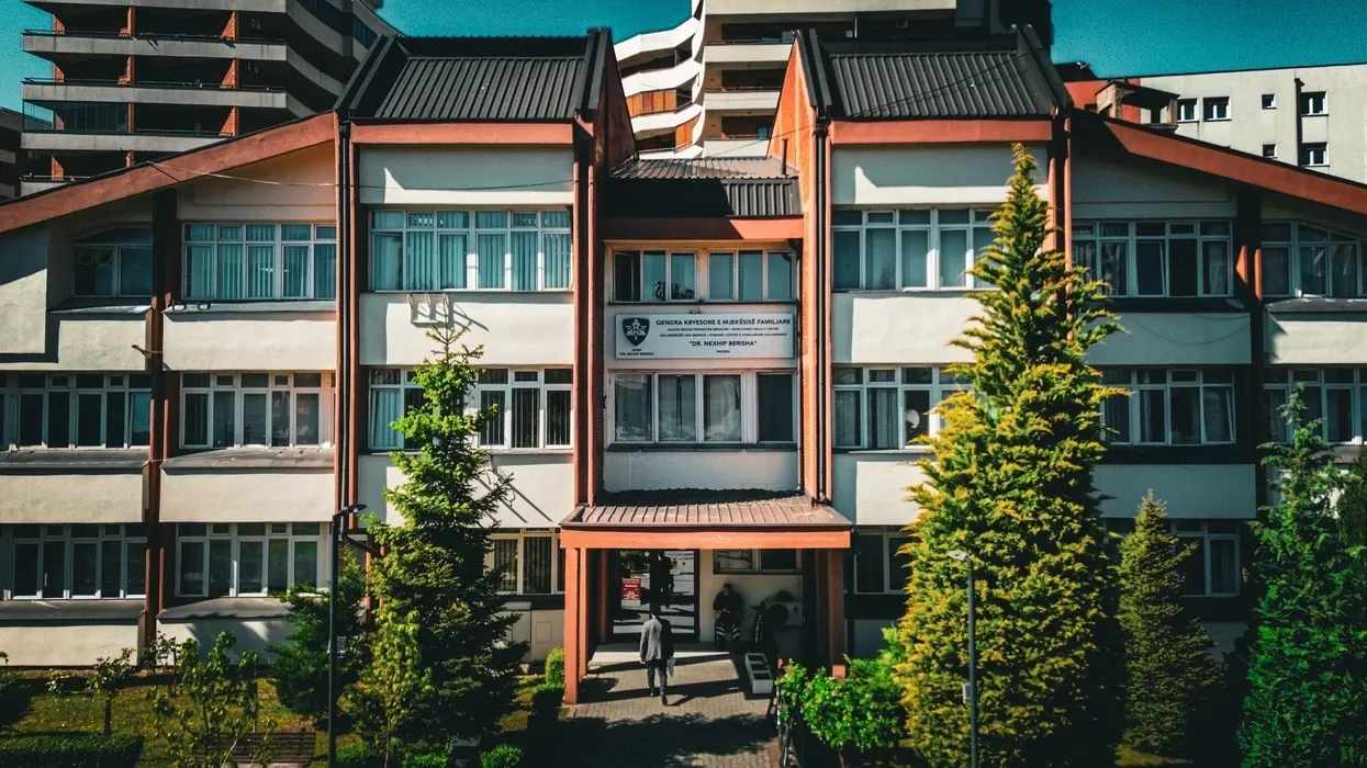Dy infermierë ndalohen në Prizren, dyshohet se përvetësuan mbi dy mijë euro nga pagesat e pacientëve Dy infermierë ndalohen në Prizren, dyshohet se përvetësuan mbi dy mijë euro nga pagesat e pacientëve