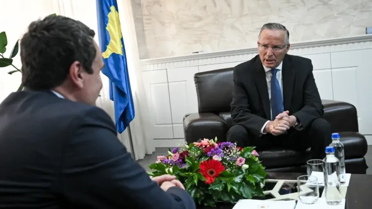 Kurti i nis sërish letër Hamzës: Qëndroni në sallë për presidentin, ua japim kryetarin e Kuvendit Kurti i nis sërish letër Hamzës: Qëndroni në sallë për presidentin, ua japim kryetarin e Kuvendit