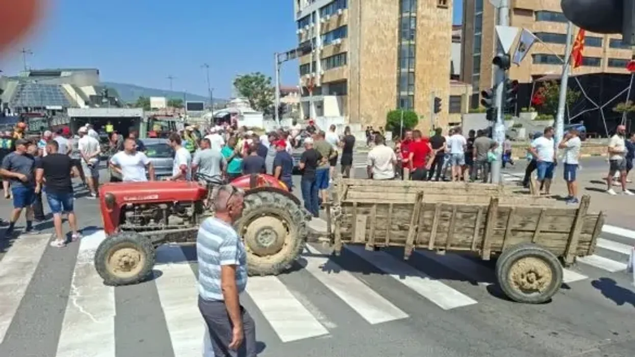 Bujqit bllokojnë qendrën e Strumicës, kërkojnë çmim më të lartë për specat Bujqit bllokojnë qendrën e Strumicës, kërkojnë çmim më të lartë për specat