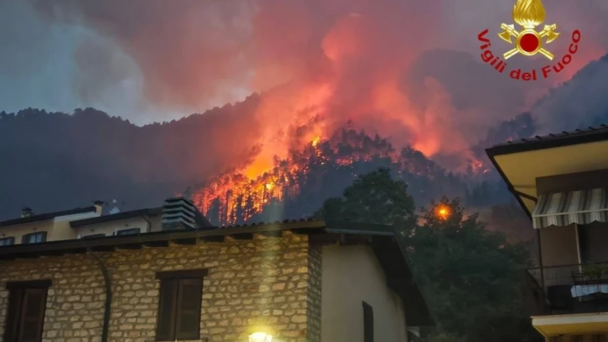Zjarr pranë liqenit më të madh në Itali, flakët jashtë kontrollit - pamje