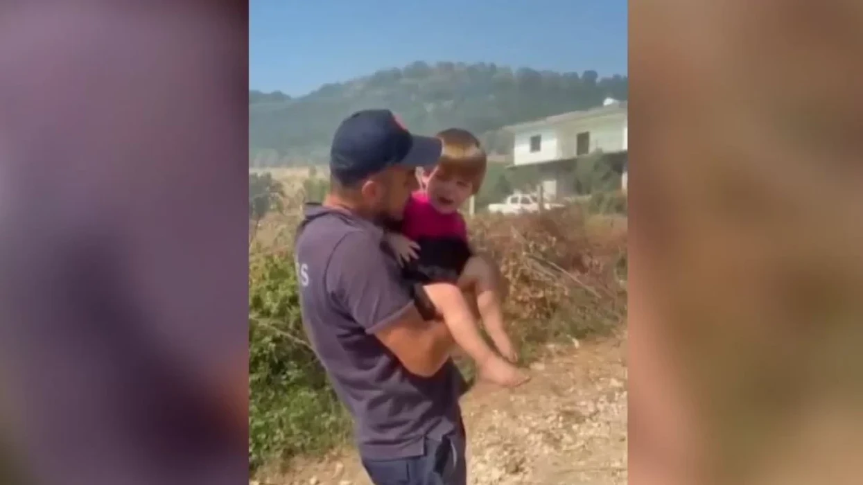 Momenti kur zjarrfikësi qetëson fëmijën e trembur nga zjarret në Mallakastër, evakuohen banorët