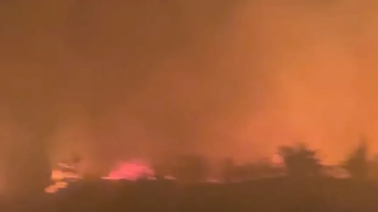 Zjarr i fuqishëm edhe në Hundëkuq të Gjirokastrës, flakët po u afrohen zonave të banuara Zjarr i fuqishëm edhe në Hundëkuq të Gjirokastrës, flakët po u afrohen zonave të banuara