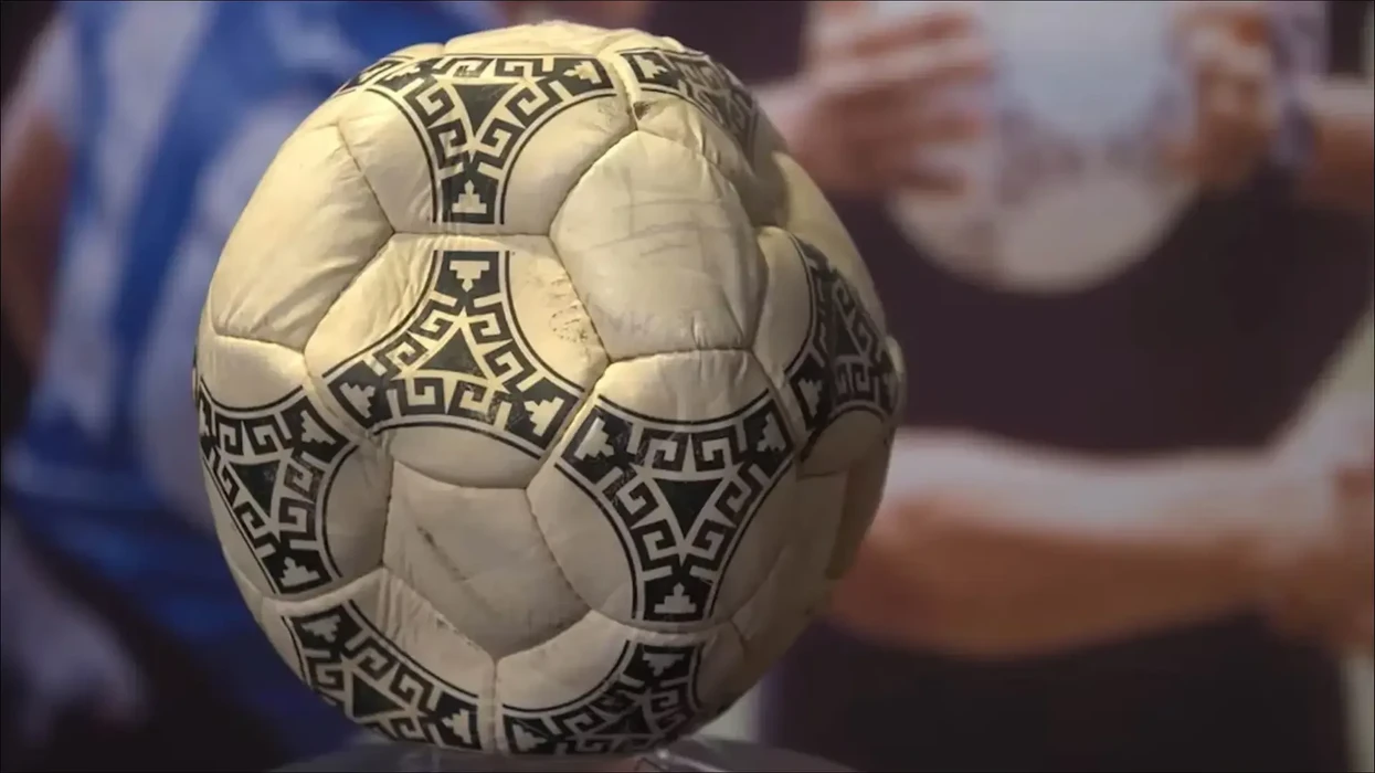 Topi i “Dorës së Zotit” të Maradonës del në ankand, vlerësimi kalon 10 milionë dollarë