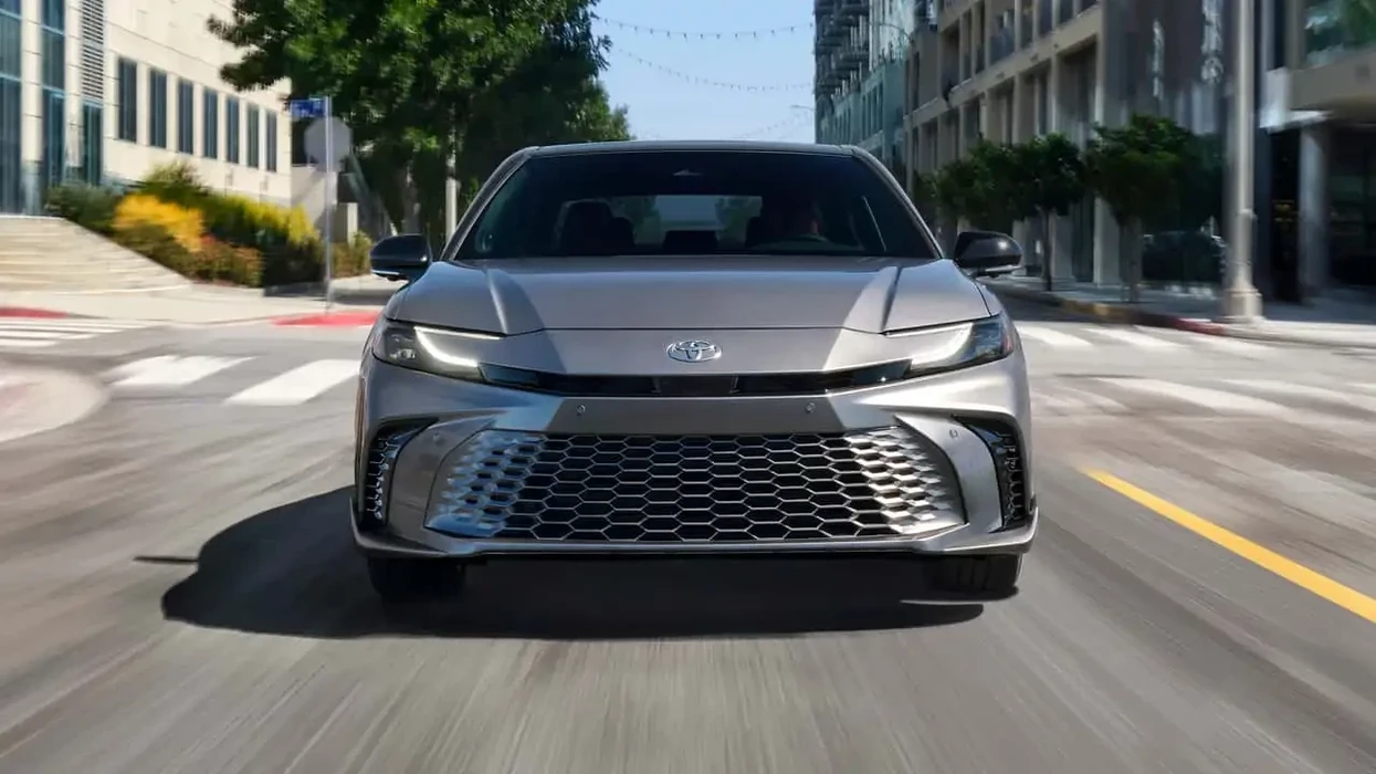 Toyota tërheq mbi gjysmë milioni Camry për shkak të një defekti