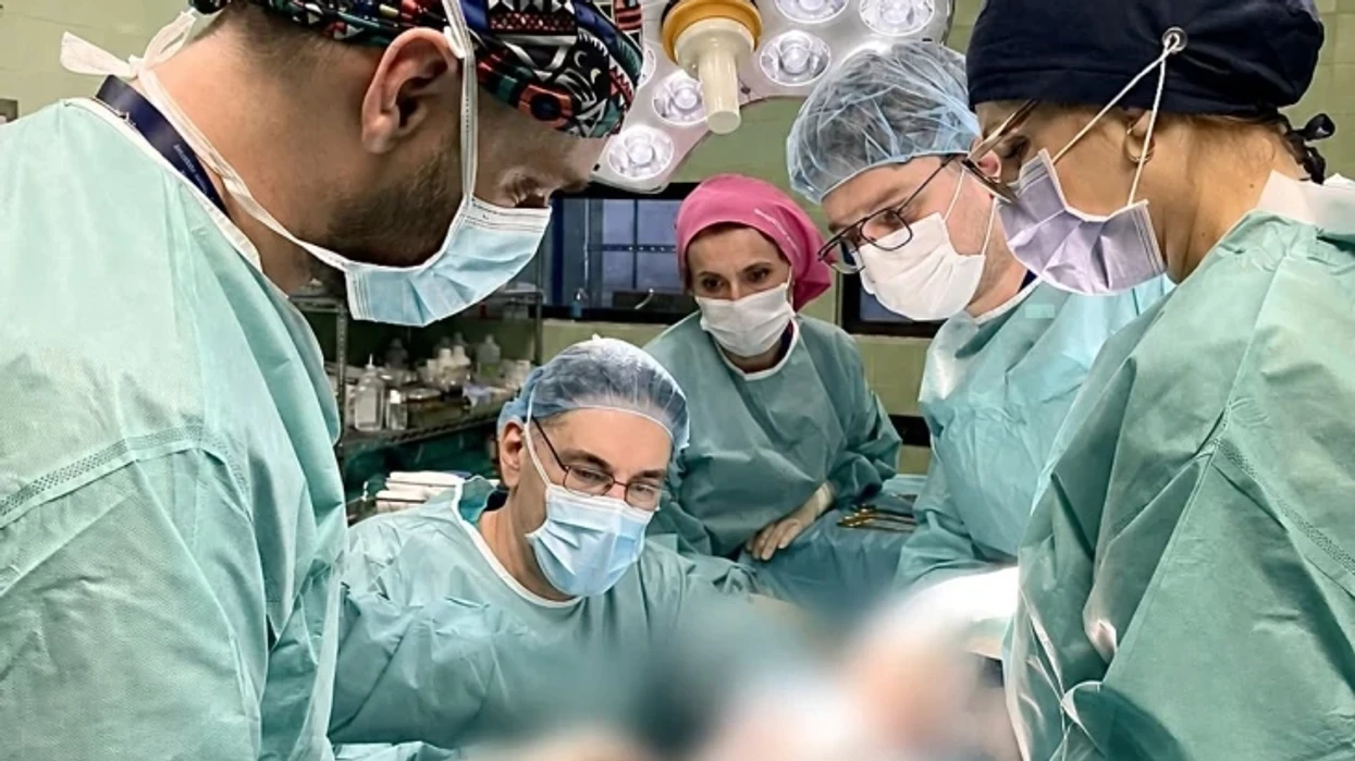 Klinika për kirurgji plastike realizoi një operacion kompleks rekonstruktiv tek një pacient i lënduar rëndë nga zjarri i Koçanit