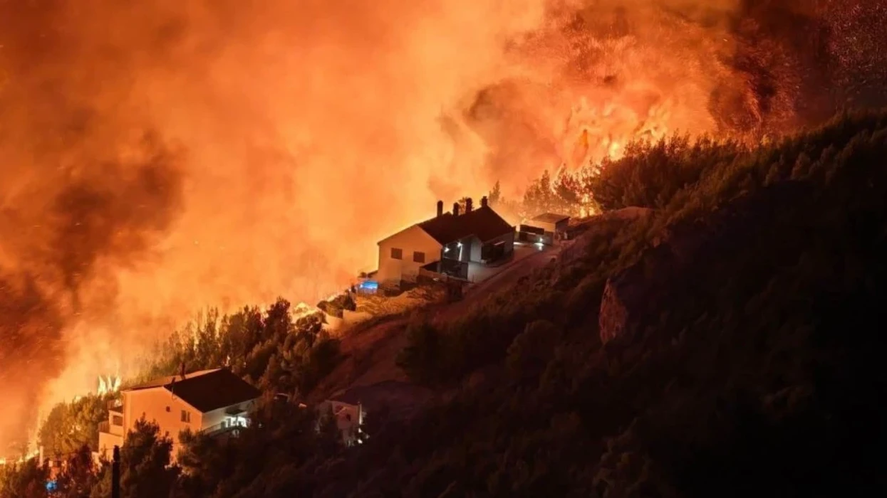 Pamje dramatike nga zjarri që goditi Omisin e Kroacisë, dëme të mëdha