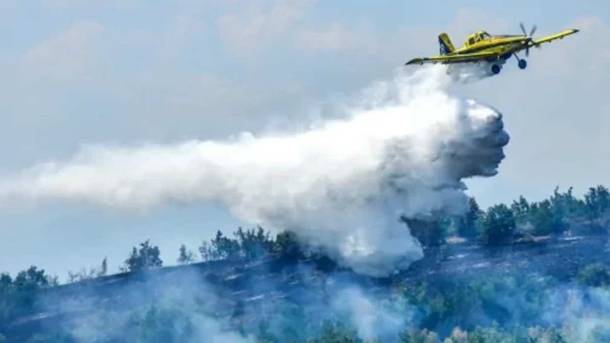 Zjarri në komunën e Tearcës po shuhet nga tre “air traktorë”