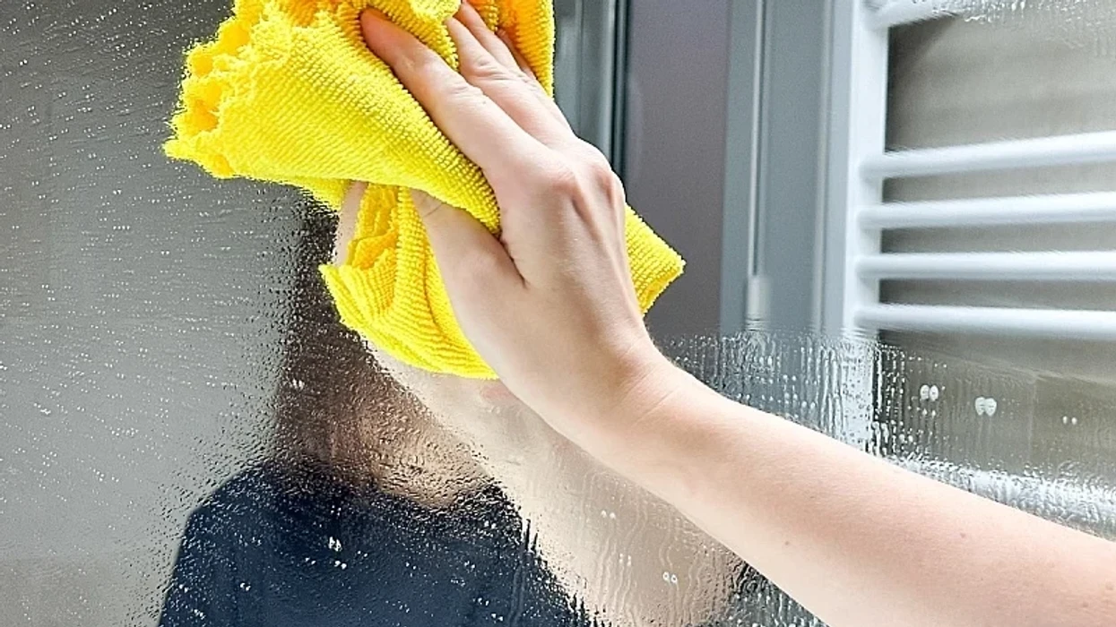 Një gabim kur pastroni pasqyrat tërheq edhe më shumë pluhur, ja si ta shmangni atë