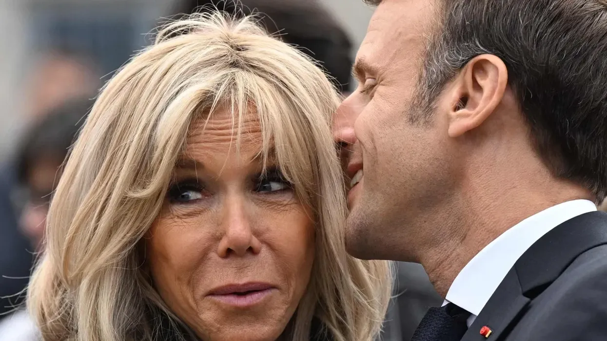 Brigitte dhe Emmanuel Macron: Si nisi historia e pazakontë që përfundoi në Élysée Brigitte dhe Emmanuel Macron: Si nisi historia e pazakontë që përfundoi në Élysée