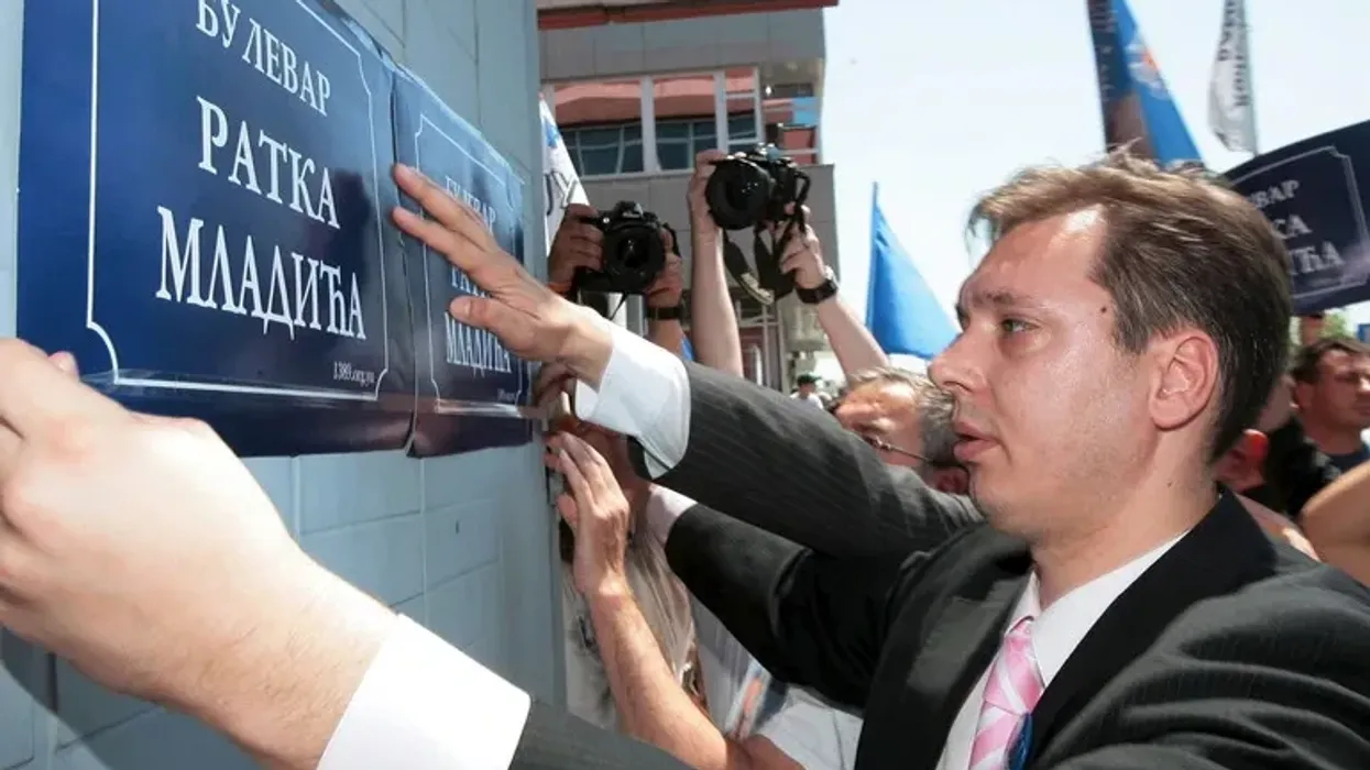 Vuçiq mbron përsëri kriminelin e luftës Ratko Mladiq, vë në pikëpyetje pse nuk mund të largohet nga Haga për trajtim Vuçiq mbron përsëri kriminelin e luftës Ratko Mladiq, vë në pikëpyetje pse nuk mund të largohet nga Haga për trajtim