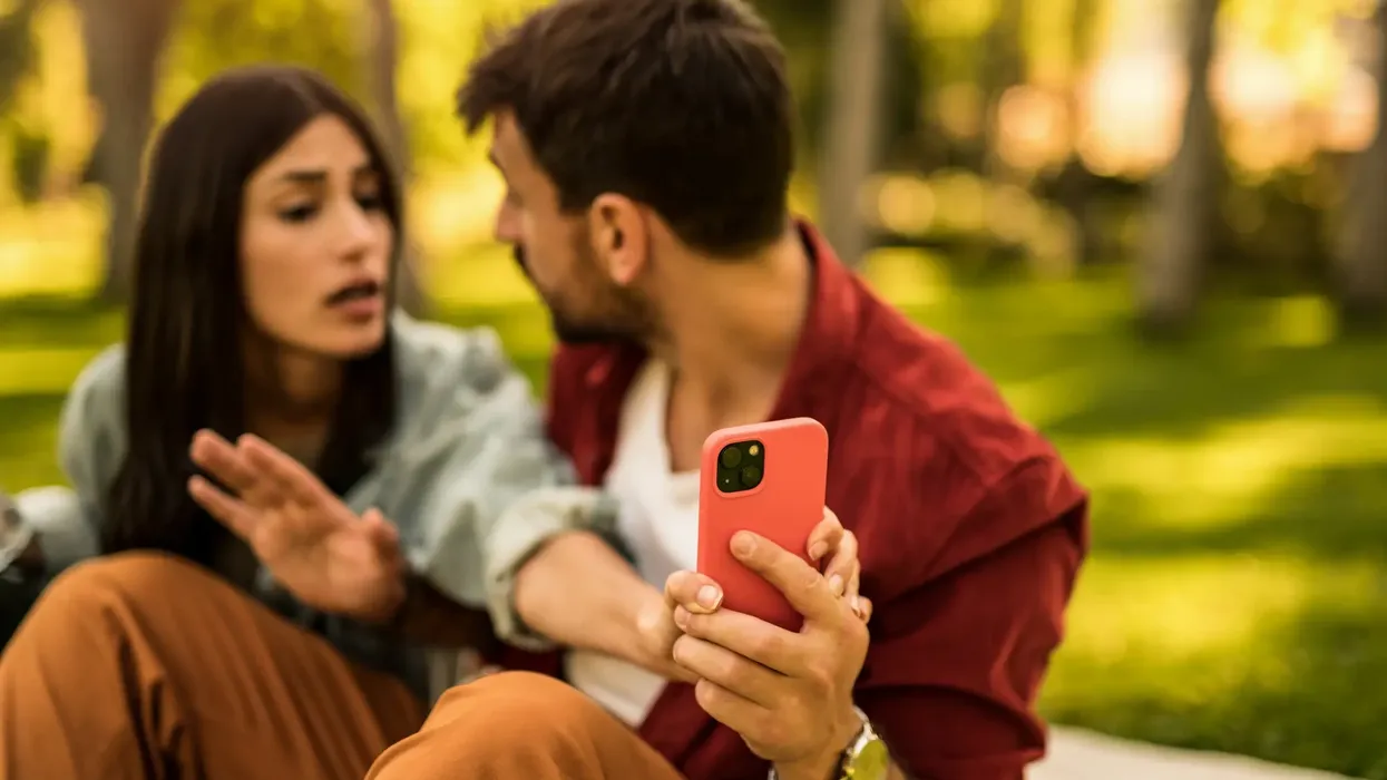 “Kush është kjo dhe pse t’i pëlqen vazhdimisht fotot?” Rrjetet sociale po e vënë besimin në çift në provë “Kush është kjo dhe pse t’i pëlqen vazhdimisht fotot?” Rrjetet sociale po e vënë besimin në çift në provë