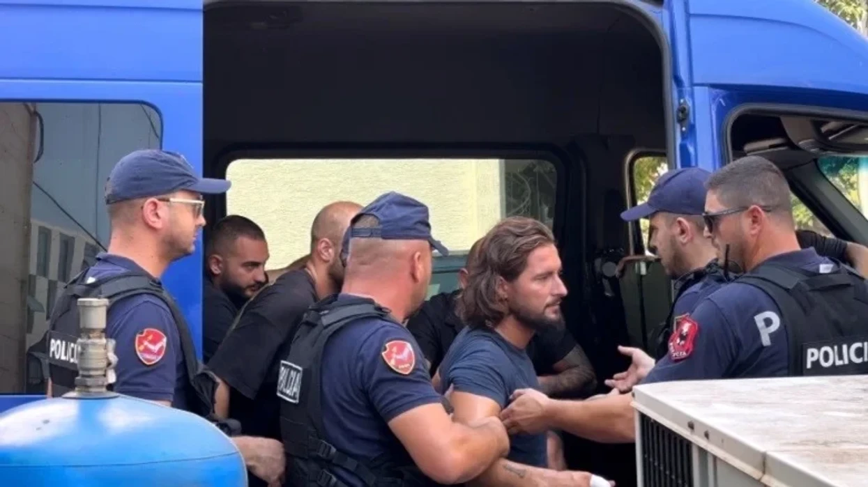 Autori i vrasjes së portugezit i rrethuar nga policia, familjarët “shpërthejnë” kur mbërrin në gjykatë