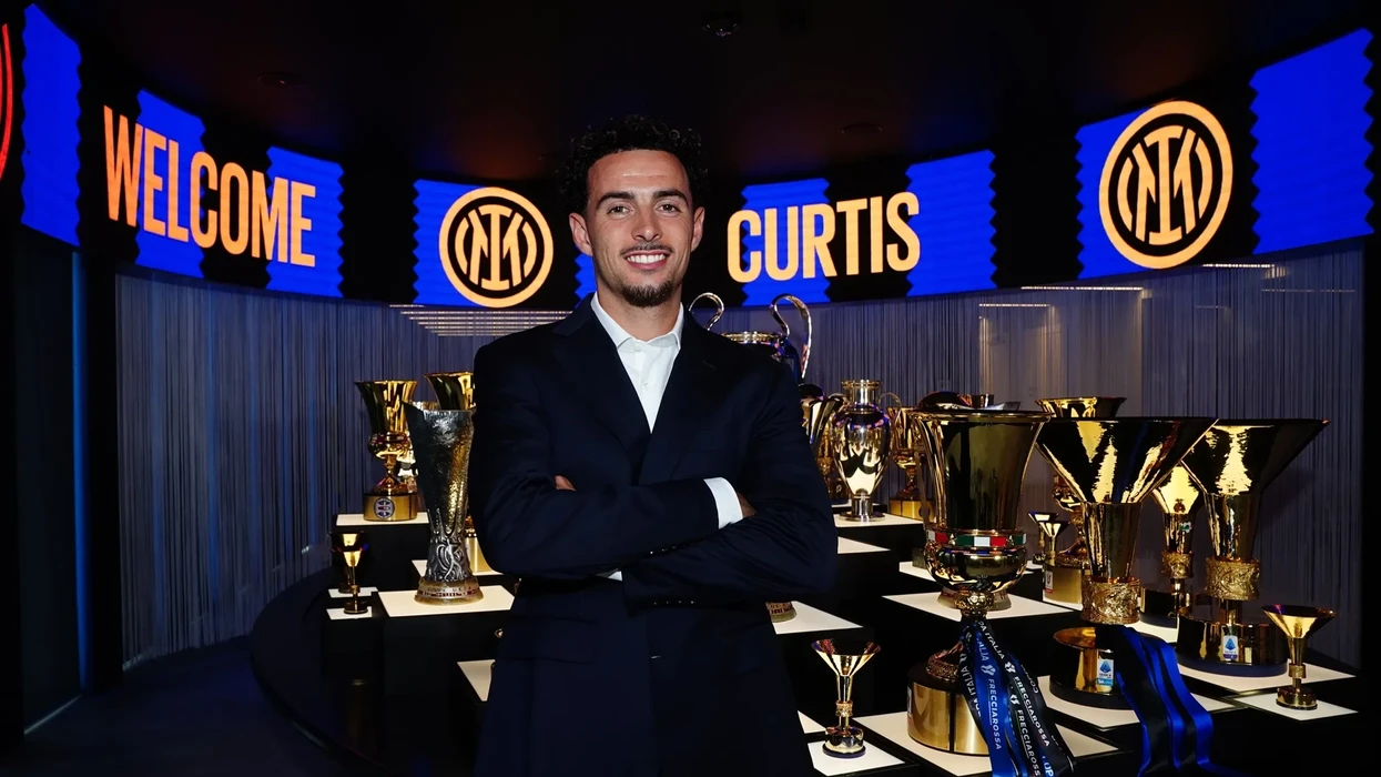 Zyrtare: Curtis Jones është lojtar i ri i Interit