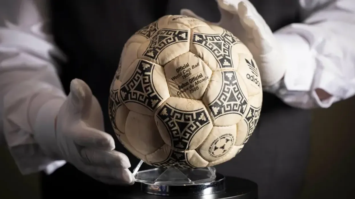 Nga fusha e blertë në ankand, topi i Maradonës shitet për një shumë marramendëse Nga fusha e blertë në ankand, topi i Maradonës shitet për një shumë marramendëse