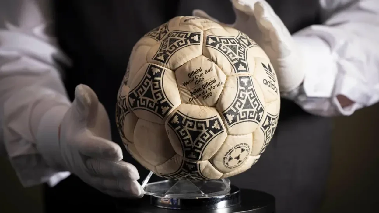 Nga fusha e blertë në ankand, topi i Maradonës shitet për një shumë marramendëse