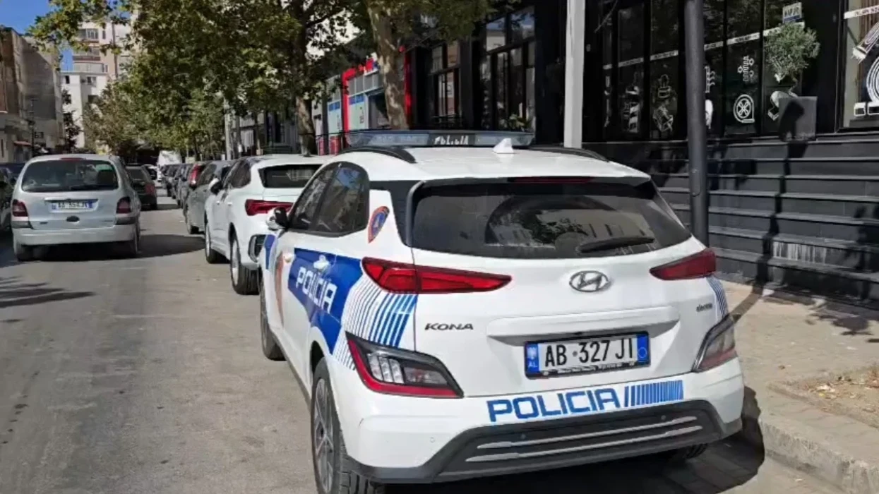 Grabitje në një supermarket në Durrës, i riu shtyn punonjësen dhe merr paratë nga kasa - arratiset nga vendngjarja