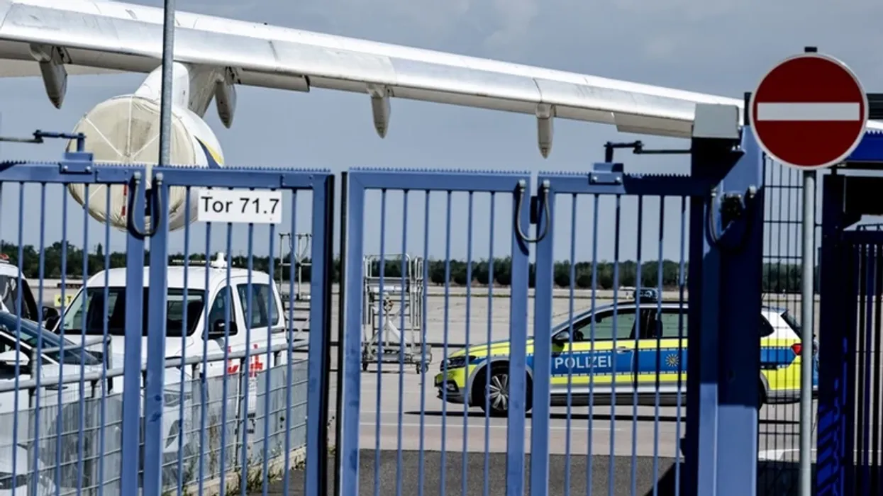 Hetuesit gjermanë gjejnë dronin e tretë dhe eksplozivët pas sulmit të dështuar në aeroport Hetuesit gjermanë gjejnë dronin e tretë dhe eksplozivët pas sulmit të dështuar në aeroport