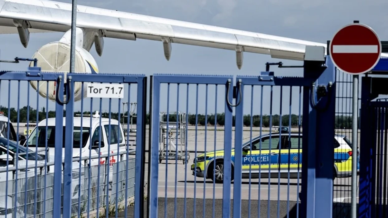 Hetuesit gjermanë gjejnë dronin e tretë dhe eksplozivët pas sulmit të dështuar në aeroport